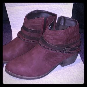 Maroon booties
